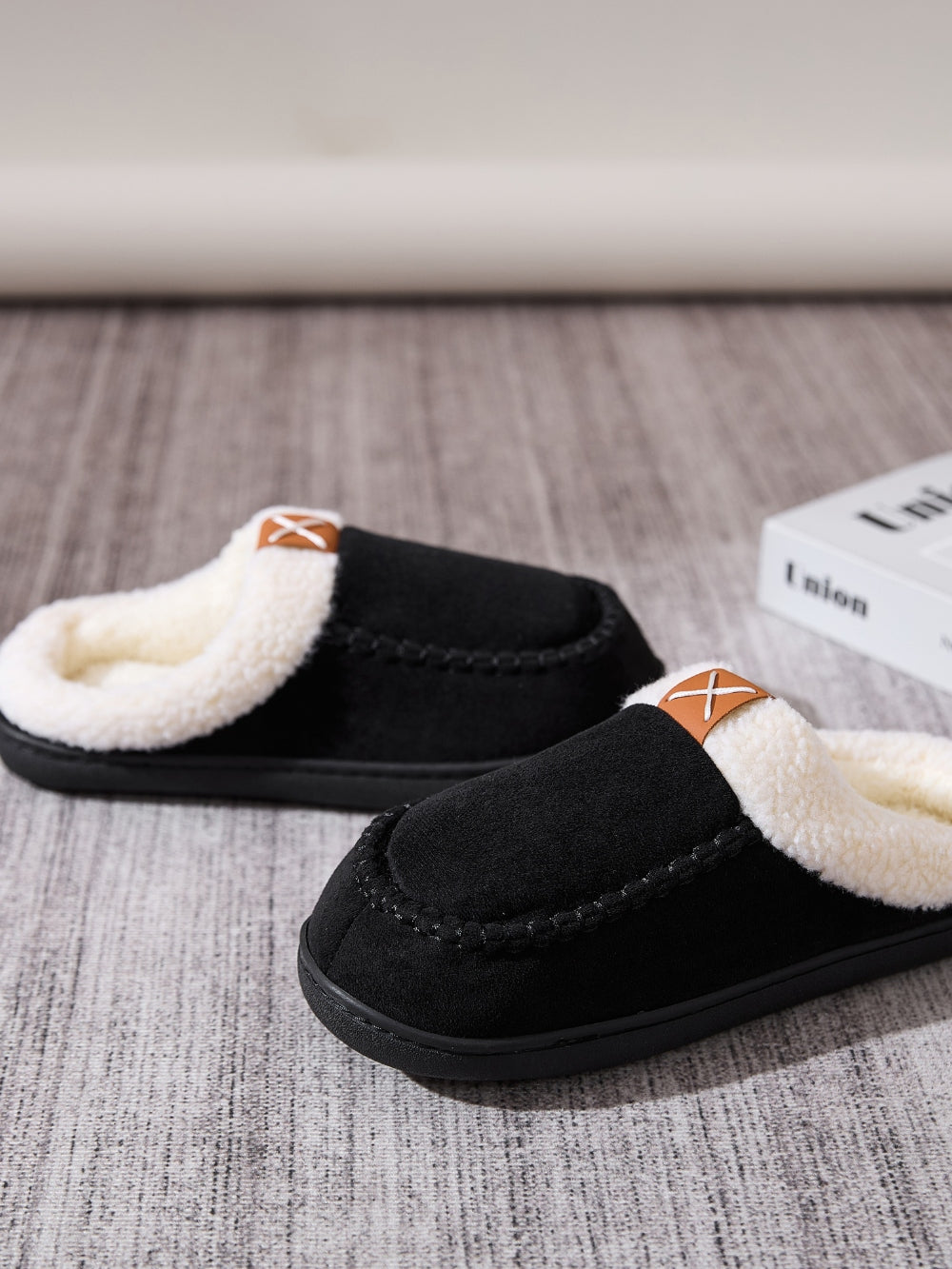 Contrast Round Toe Flat Slippers